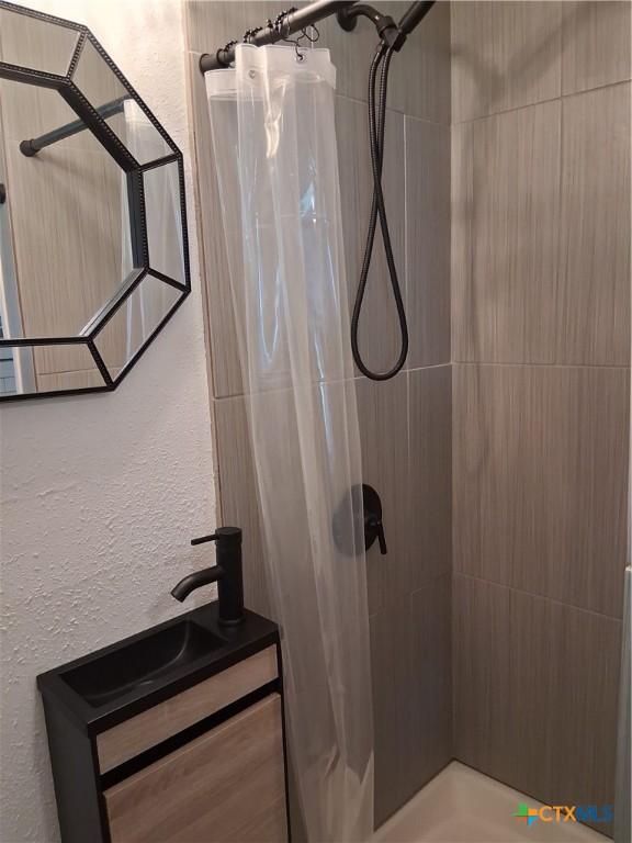 1837 Colleen Dr, Canyon Lake, TX 78133 - bathroom with a tile shower and a textured wall