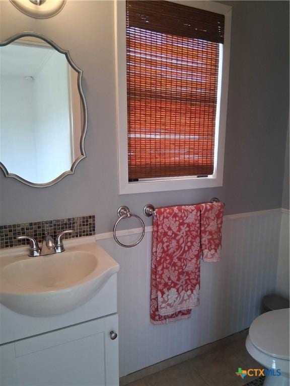 1837 Colleen Dr, Canyon Lake, TX 78133 - bathroom with wainscoting, vanity, and toilet