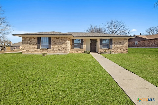 single story home with a front lawn