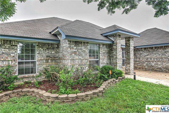 ranch-style house with a front lawn