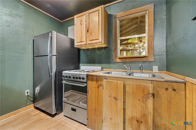 3268 Eagle Point W Ave, Belton, TX 76513 - kitchen featuring a sink, a textured wall, stainless steel appliances, light wood-type flooring, and baseboards