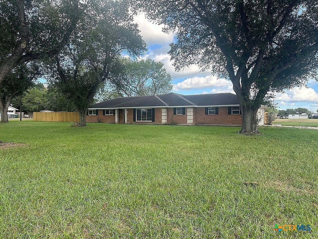 ranch-style house with a front lawn