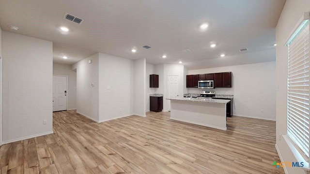 625 Eaton Dr, Temple, TX 76504 - kitchen featuring stainless steel appliances, light wood-style flooring, open floor plan, recessed lighting, and a kitchen island with sink