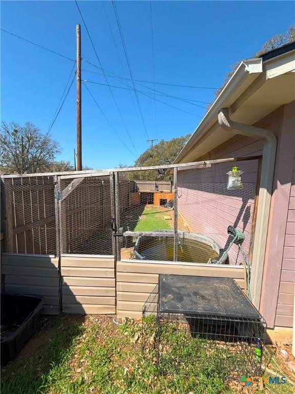 view of yard with an outbuilding