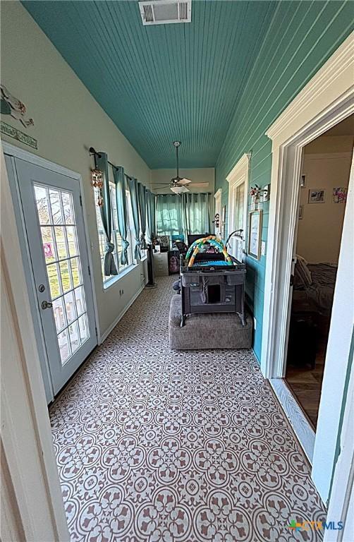 sunroom featuring visible vents and ceiling fan