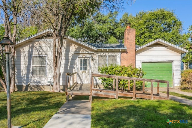 view of front of house featuring a front yard and a garage