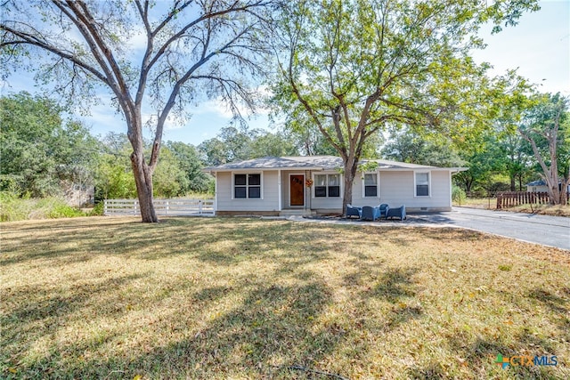 ranch-style house featuring a front yard