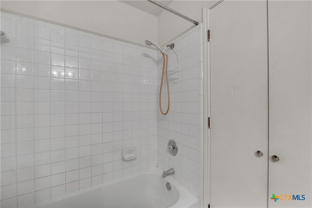 bathroom featuring tiled shower / bath