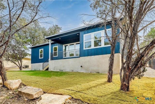 back of house featuring a yard