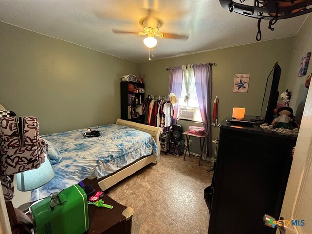 bedroom with ceiling fan