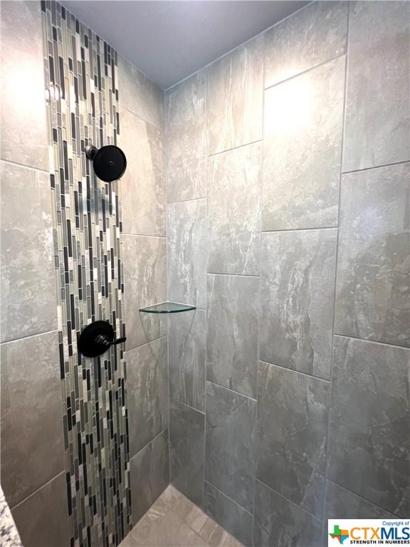 3827 Leming Ct, Temple, TX 76504 - bathroom featuring tiled shower