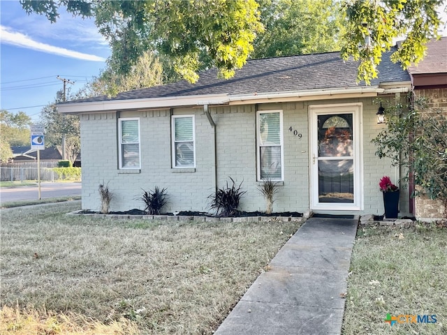 view of front of property featuring a front yard