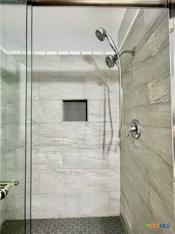 bathroom featuring a tile shower