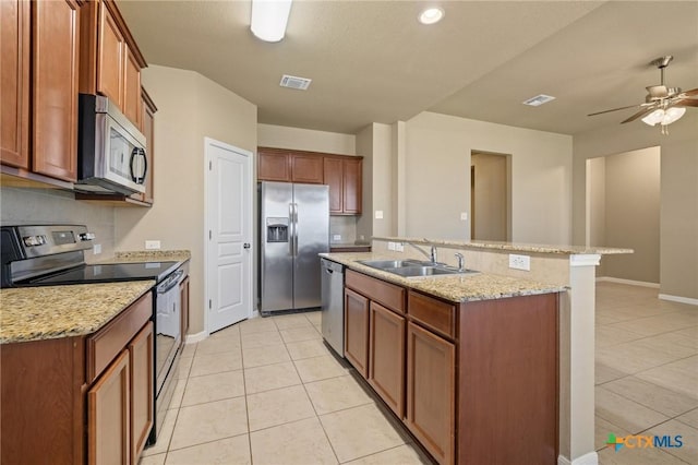 kitchen featuring visible vents, a sink, tasteful backsplash, stainless steel appliances, and light tile patterned floors