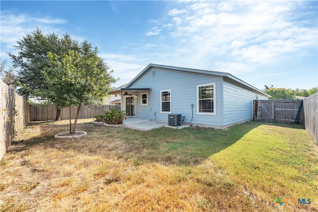 rear view of house featuring ceiling fan, a yard, a patio area, and a fenced backyard