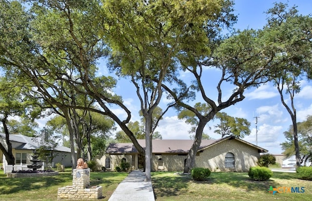 single story home featuring a front lawn