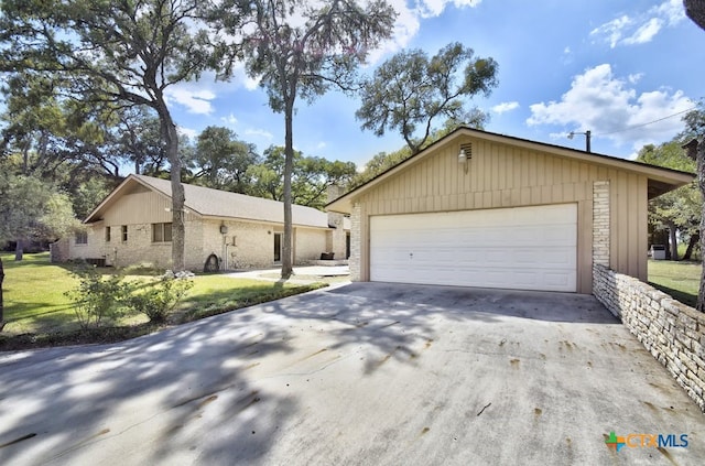 single story home with a front yard