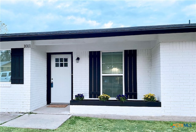 property entrance featuring covered porch