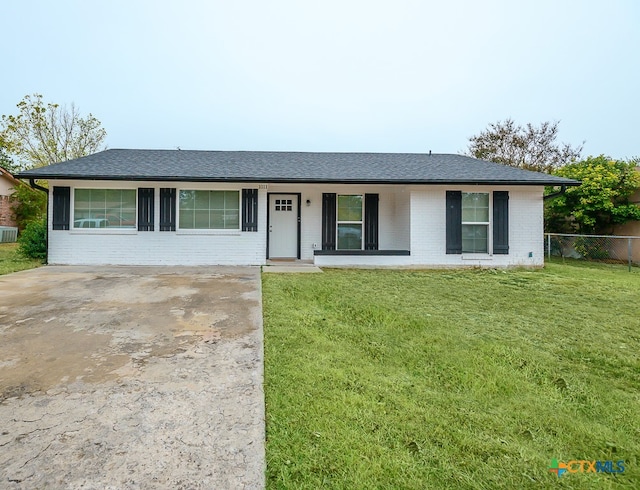 single story home featuring a front yard