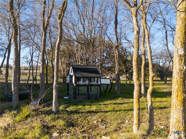 view of yard with an outbuilding