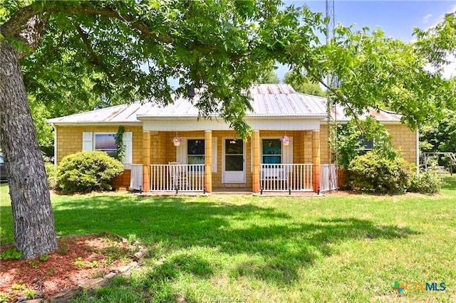 single story home featuring covered porch and a front yard