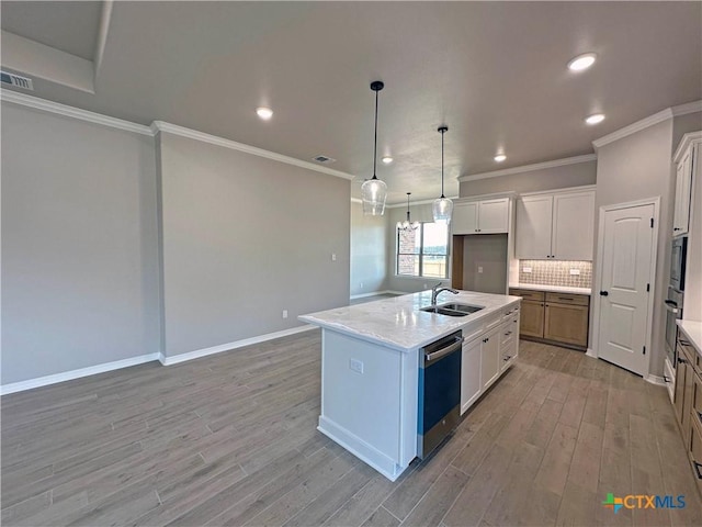 kitchen featuring visible vents, backsplash, appliances with stainless steel finishes, light wood-style floors, and a sink