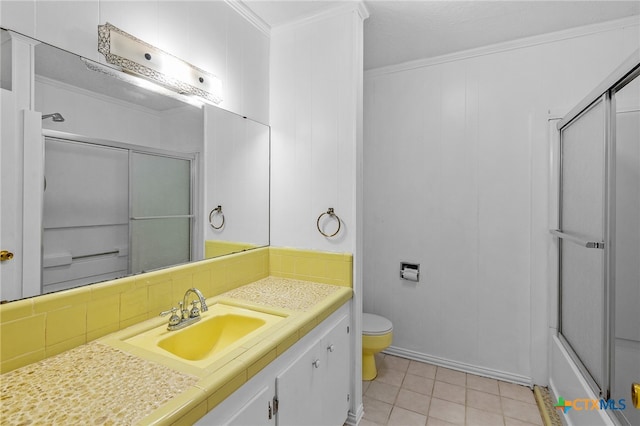 full bathroom featuring backsplash, bath / shower combo with glass door, vanity, crown molding, and toilet