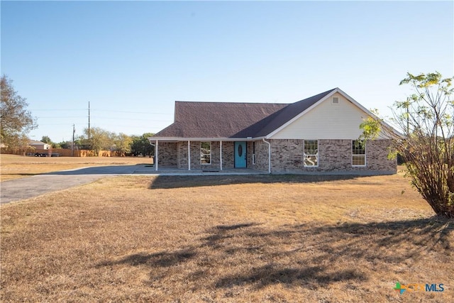 view of front of house featuring a front lawn