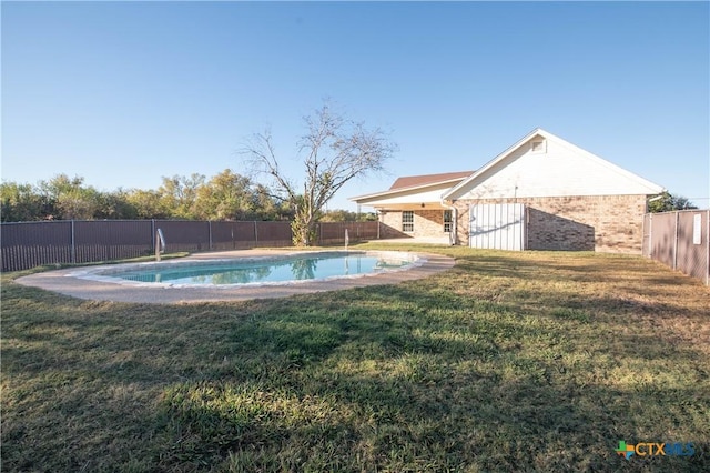 view of pool featuring a yard