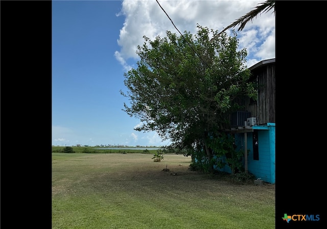 view of yard featuring a rural view