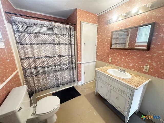 307 N Pecan St, Moulton, TX 77975 - bathroom featuring vanity, toilet, wallpapered walls, and shower / tub combo with curtain
