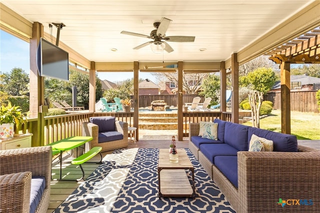 sunroom with ceiling fan