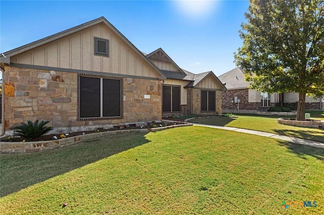 view of front of home featuring a front yard