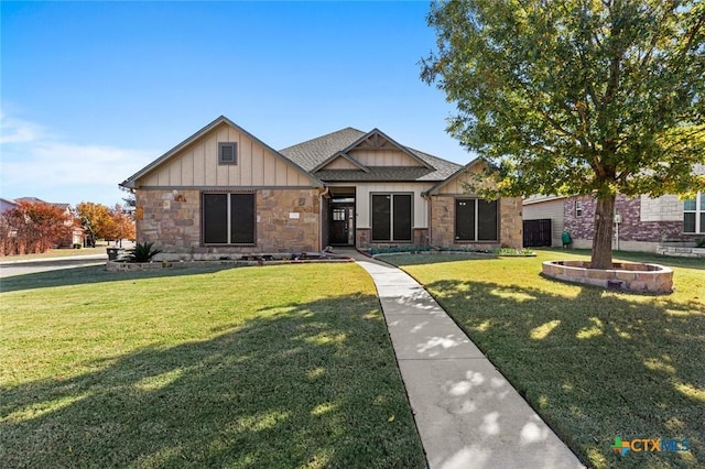 view of front of property featuring a front lawn