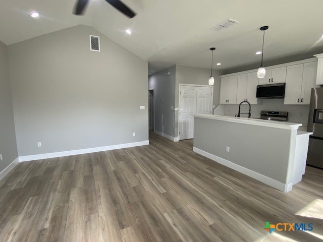 kitchen with visible vents, white cabinetry, stainless steel appliances, and a ceiling fan