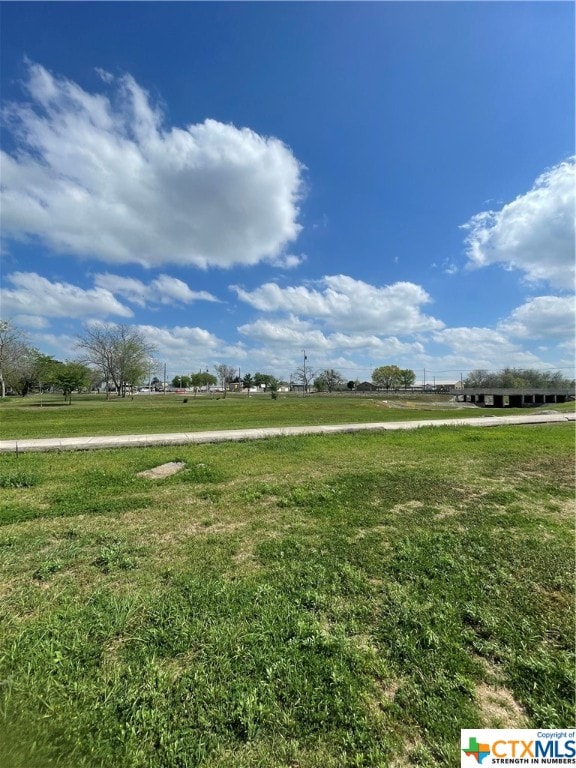 view of yard featuring a rural view