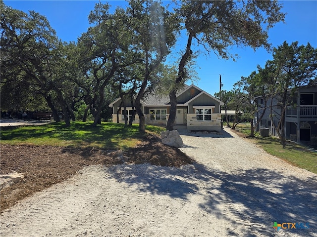 view of front of property featuring gravel driveway