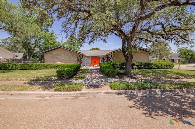2506 Bon Aire Ave, Victoria, TX 77901 - mid-century inspired home with stone siding and a front yard