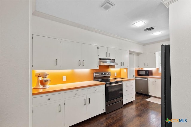 2506 Bon Aire Ave, Victoria, TX 77901 - kitchen with stainless steel appliances, under cabinet range hood, dark wood finished floors, white cabinetry, and ornamental molding