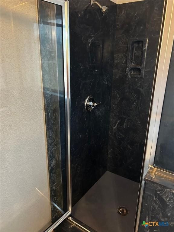 bathroom featuring a tile shower