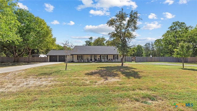 single story home featuring a front lawn