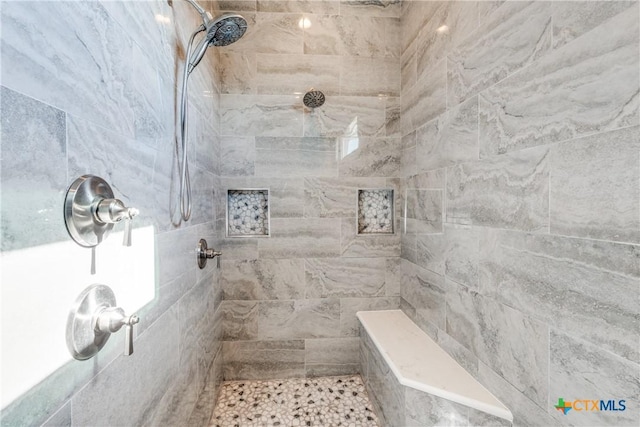 bathroom featuring a tile shower