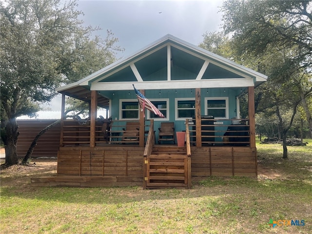 view of front of house featuring a front yard