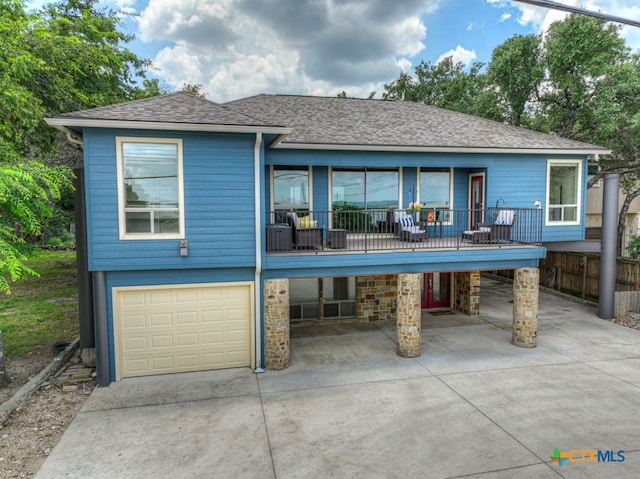 view of front facade featuring a garage