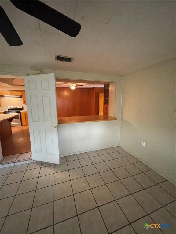 empty room featuring visible vents and light tile patterned flooring