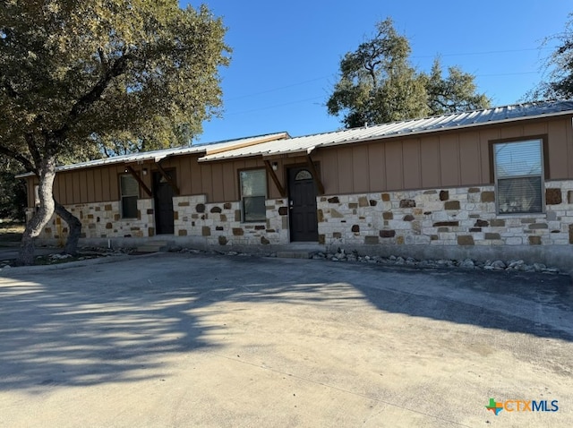 view of front facade