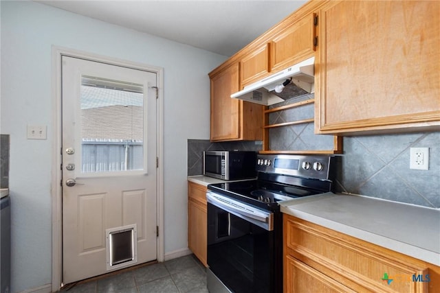 kitchen with under cabinet range hood, light countertops, tasteful backsplash, and appliances with stainless steel finishes