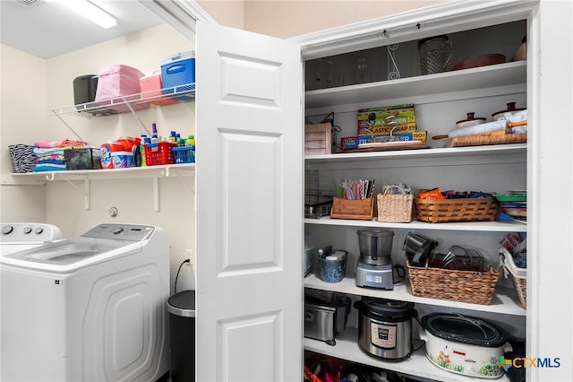 404 N Austin St, Buda, TX 78610 - laundry room featuring washer / dryer