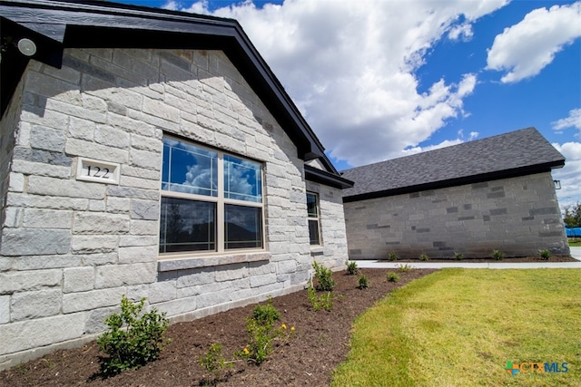 view of side of property featuring a lawn