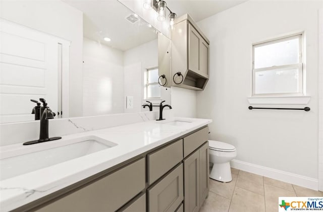 122 Overlook Trl, Copperas Cove, TX 76522 - bathroom featuring double vanity, toilet, baseboards, and tile patterned flooring